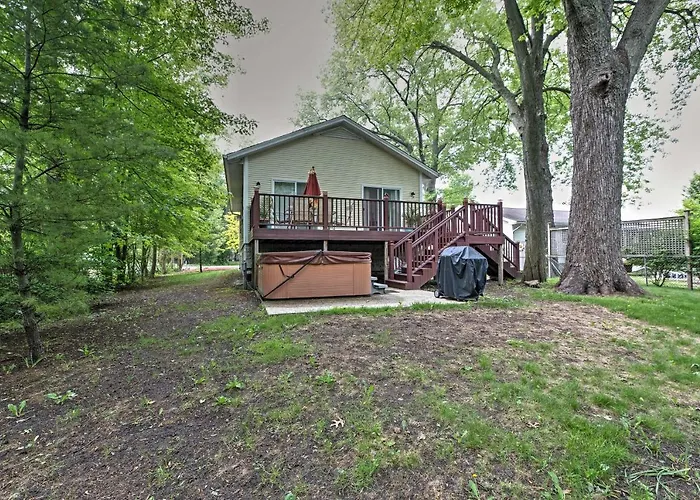 Hot Tub, Deck & Backyard: Cozy Union Pier House!